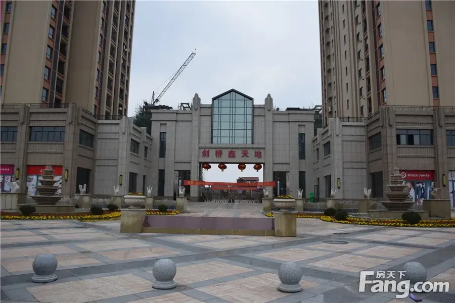 小区大门口整洁明亮