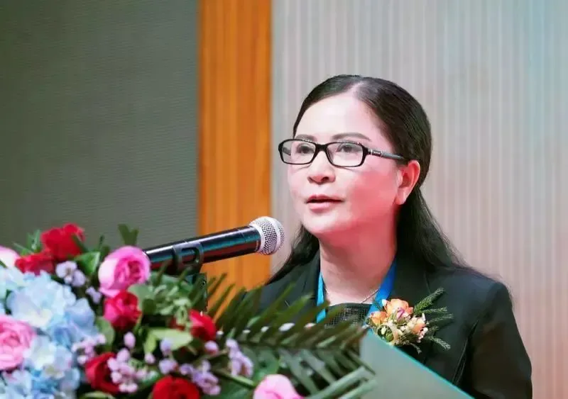 县长周政英作推介讲话