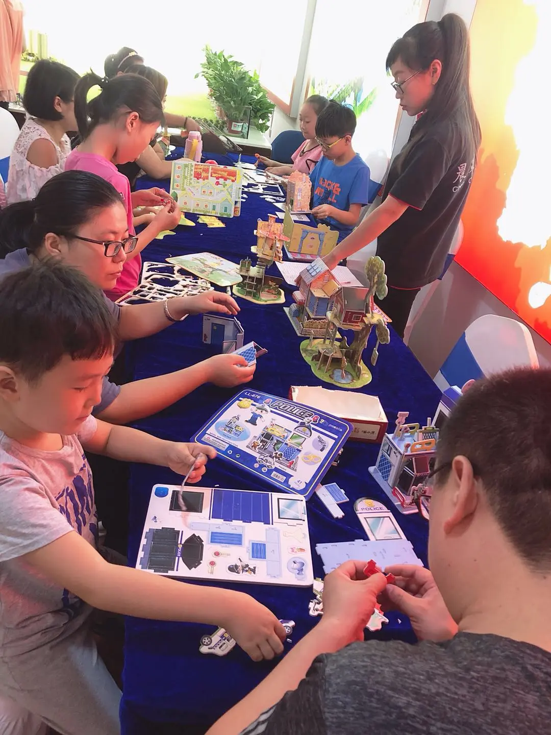 9月1日上午9点在泰华·梧桐苑售楼处举办了一场3d拼图活动,现场人员