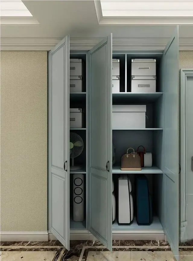 从使用的便捷度上来看,掩门衣柜能两个人同时使用