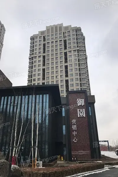 【小区图片】:3,项目位于富民广场,空气环境较好.2,特价房单价低至1.