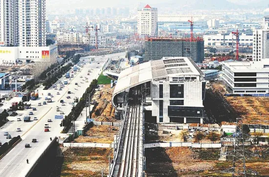 图为该线最大的车站小龙湾站.