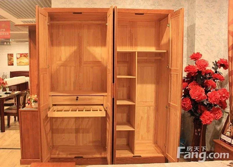 两大实用的四门衣柜内部格局