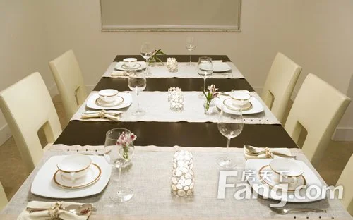 现代长方形餐桌