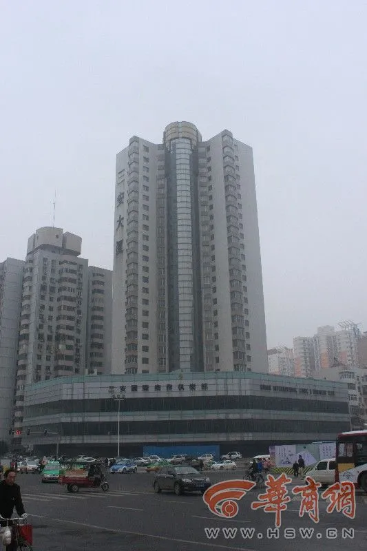 12秒的巨响过后，11月15日，位于西安市高新区的环球西安中心金花办公大楼闲置十余年后爆破拆除。未来，原址将重新建起一个集商业、办公、公寓、酒店等功能为一体综合体项目。