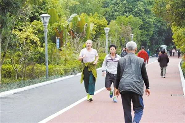 市民在南湖环道上健身。