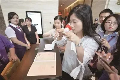 南京首本不动产证发出 15个办理点可受理登记申请