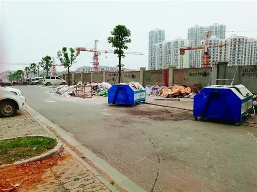 图为：怡景江南小区物业管理陷入混乱状态，图为尚未清理的垃圾