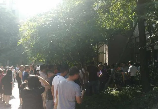 成都某小区业主彻夜排队 竟只为办理小区停车卡