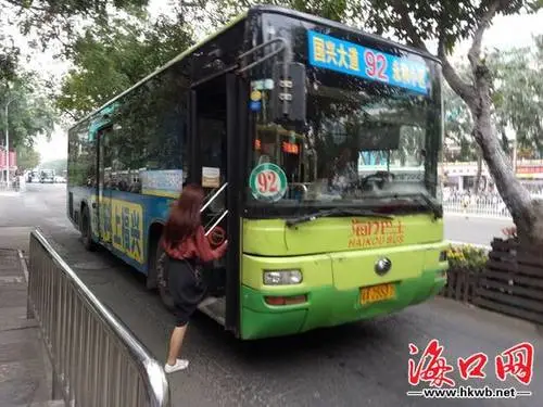海口优化公交线路首日：门口冒出公交站 市民惊喜不已