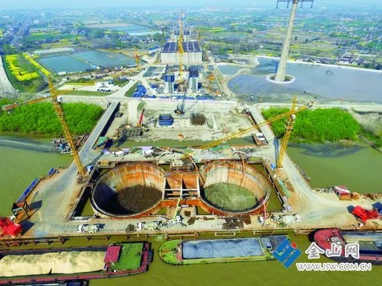 镇江长江大桥水下主墩承台首次浇筑完成