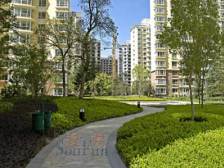 位于小区园内,园中花园水景,房子采光好