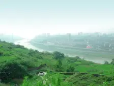 业主诚心出售,住家安静,小区门口就是轻轨