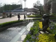 叠拼结构,上下三层,带阳台和楼顶平台,