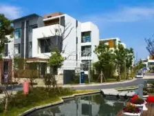 依云水岸 联排纯毛坯 目前小区中闪亮的仔 看房有钥匙