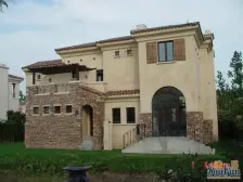 花园集中朝南,户型方正,临河花园600平。