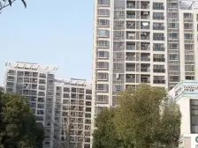 主卧朝南,小区中心位置,一梯两户,采光充足