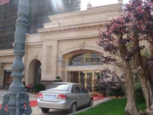 随时看房,婚房装修,没住过几个月,有露台,没电梯