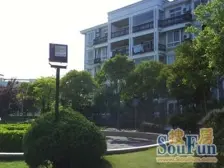 ?????总高四层复五层的复式,精装修,靠小区花园