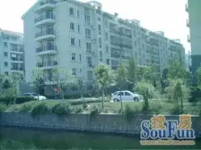 房子所处位置安静,三房自住保养,小区交通便利