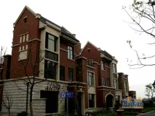 联排边套,上下四层,带露台,南花园,地下室面积另算,看房随时