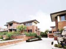 满五税少东南临河精装修室内双车库中间位置