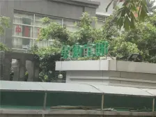 业主诚心出售,轻轨旁边,楼下就有公交站,近盘龙商圈