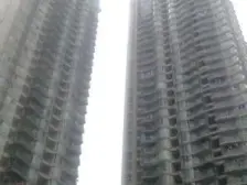 渝中区大坪轻轨站3号出口楼上三居室,业主诚心出售。