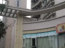 出行方便,出门公交车站且轨道已经通车,生活便利