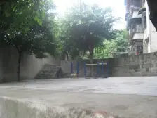 该房子是自住房,顶楼,轻轨站出口