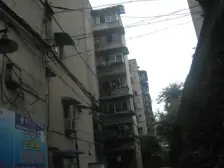 门口出来就是公交车站步行500米到达石桥铺轻轨站