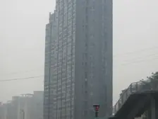 小龙坎广场边上,轻轨一号线,九号线有公交站。