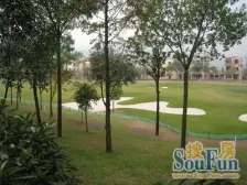 上叠别墅,空间大,有露台,小区位置可以,离轻轨站近