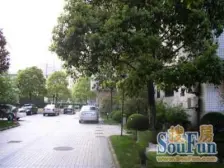 配套成熟 交通便利 诚意出售 背双肩包