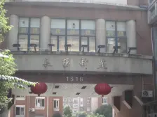 小高层电梯房,错层结构,有产权车位,不靠马路