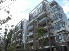 业主只在卖,此房满五,电梯顶楼带阁楼和露台 。