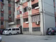 中间楼层电梯一房一厅+小区环境好