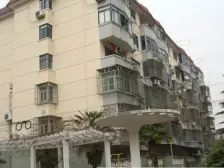 新上婚房装修+川南九年 中间楼层+有固定车位在楼下