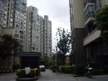 含车位!!价格可谈!!电梯中高区,采光通风好!!