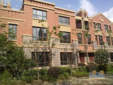 自住装修、边套带大花园+地下室+车位,位置优越