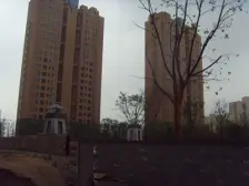 满五年,少见底复,带两个院子,有车位,80万装修