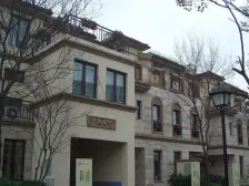 绿地布鲁斯小镇142.00平3室2厅2卫可改4室远马路安静