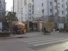 杨思地铁口+前滩电梯房+小区中间位置+全明户型+税费少