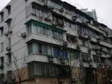 内环内地铁口,小区有交电梯费的,背靠苏州河