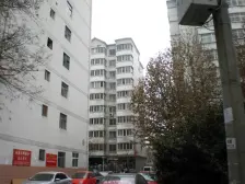 正规两室两厅一厨一卫,东南西三面朝向。