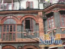 新式里弄全幢出售,共4层,前后带小院,精装修