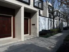 近乎独栋,有大花园,附增很多,联排中套,人车分流