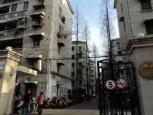 此房不靠马路,小区花园位置,厨卫朝北,朝南带阳台