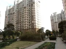 电梯中区,双卫三房,厅朝南,中 心位置,有产权车位