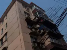 新上一楼带天井,精装修三年卖相佳,12平天井无违章